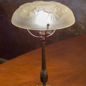 Старинная настольная лампа с матовым плафоном